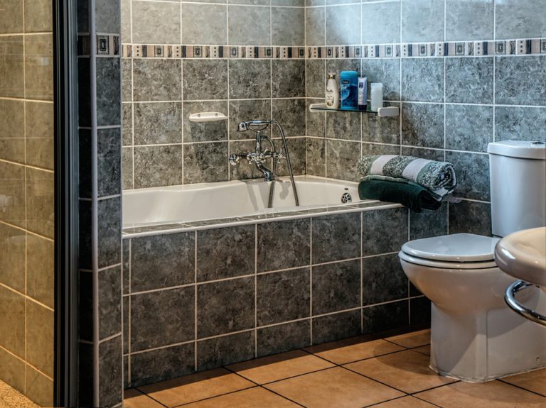 WC kombi: Spolehlivý klozet s nadčasovým designem