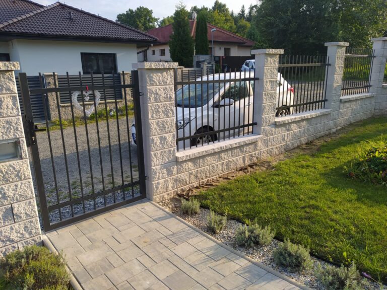 Kované ploty na míru – elegantní řešení, které v sobě spojuje funkčnost a styl