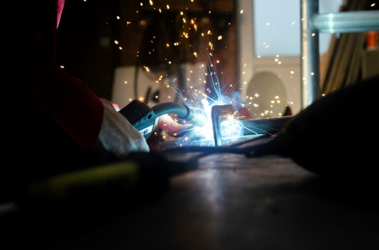 Svářečky na elektrodu – moderní technologie pro domácí i profesionální svařování