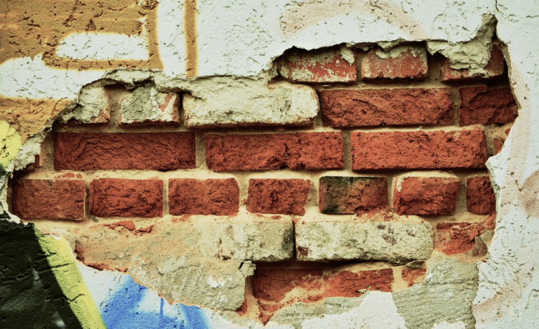 Opravy děr ve fasádě jako ochrana stavební konstrukce